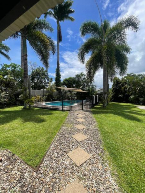 Tropical family beach house, Holloways Beach